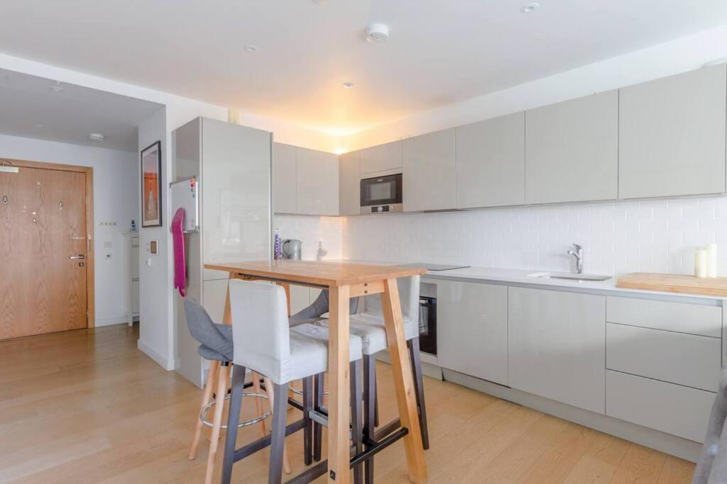 Superb 1 Bedroom Apartment 3Mins From Tube Station Лондон Екстериор снимка