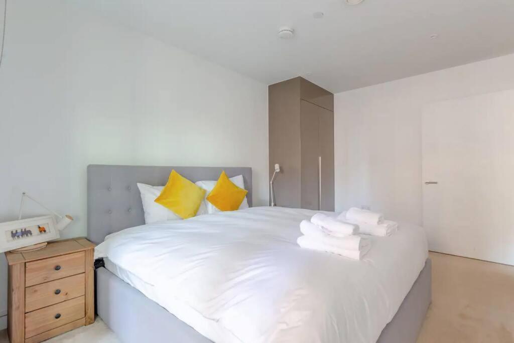Superb 1 Bedroom Apartment 3Mins From Tube Station Лондон Екстериор снимка