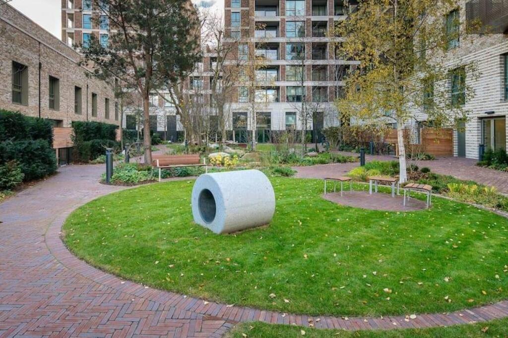 Superb 1 Bedroom Apartment 3Mins From Tube Station Лондон Екстериор снимка