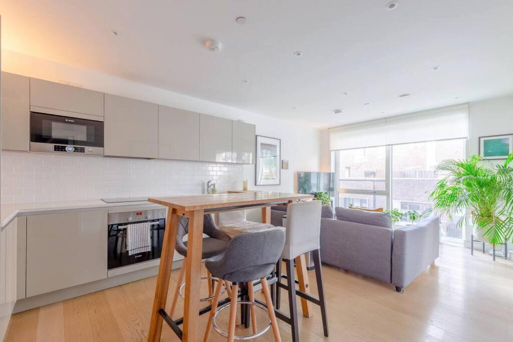 Superb 1 Bedroom Apartment 3Mins From Tube Station Лондон Екстериор снимка