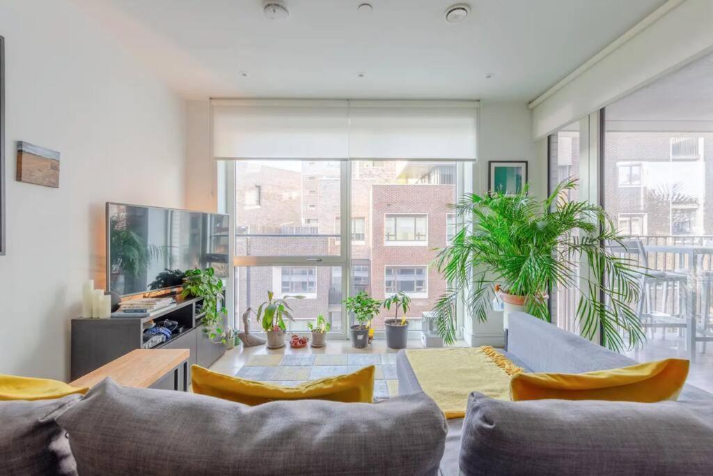 Superb 1 Bedroom Apartment 3Mins From Tube Station Лондон Екстериор снимка