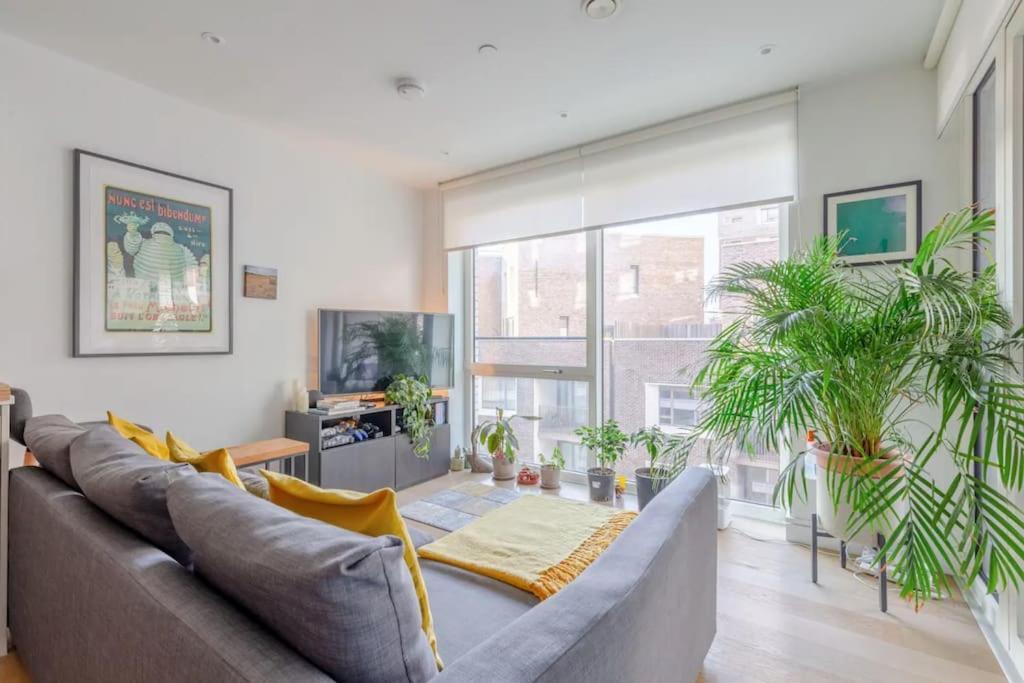 Superb 1 Bedroom Apartment 3Mins From Tube Station Лондон Екстериор снимка