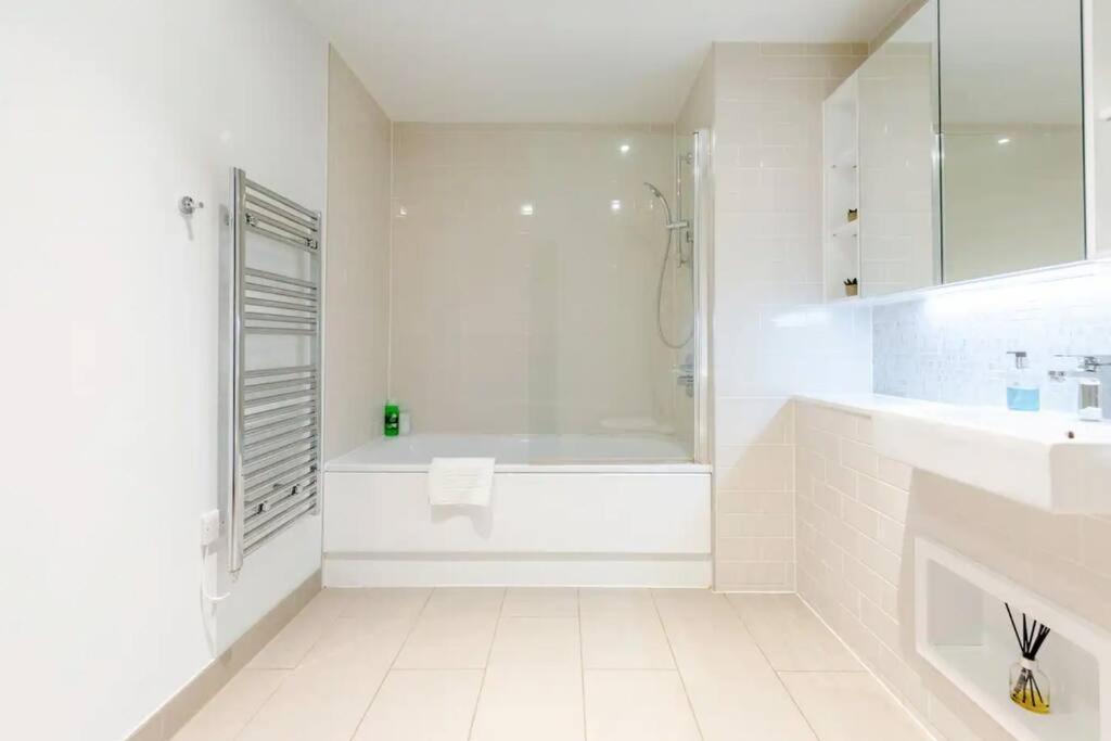 Superb 1 Bedroom Apartment 3Mins From Tube Station Лондон Екстериор снимка