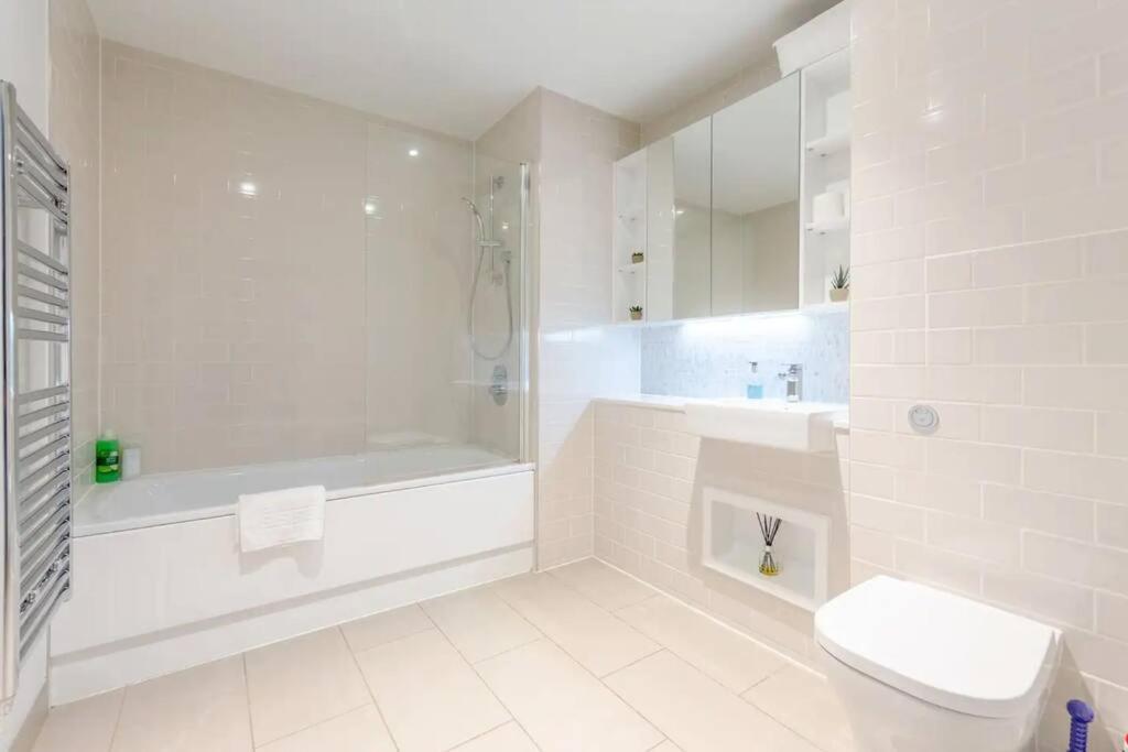 Superb 1 Bedroom Apartment 3Mins From Tube Station Лондон Екстериор снимка